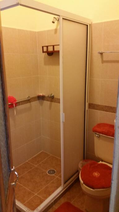Cuenta con baño propio totalmente equipado