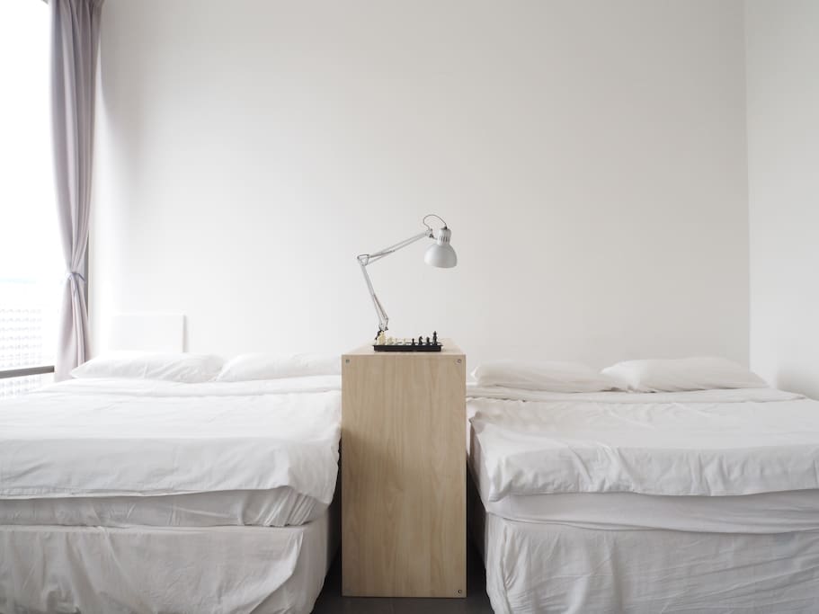 Welcome by ample of natural daylighting. The reading lamp offers warm and great reading ambience.