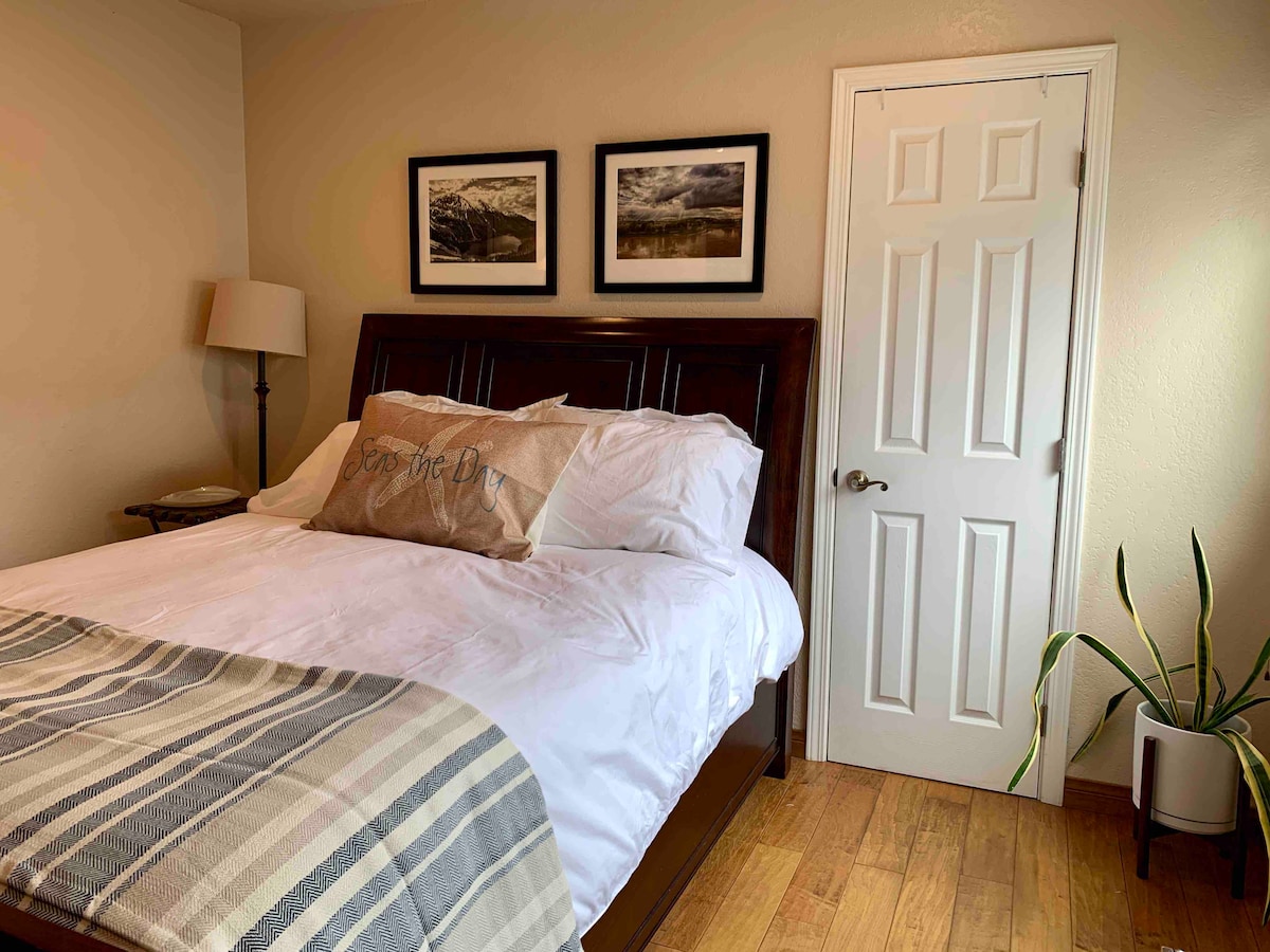 Menšia manželská posteľ v hlavnej spálni 