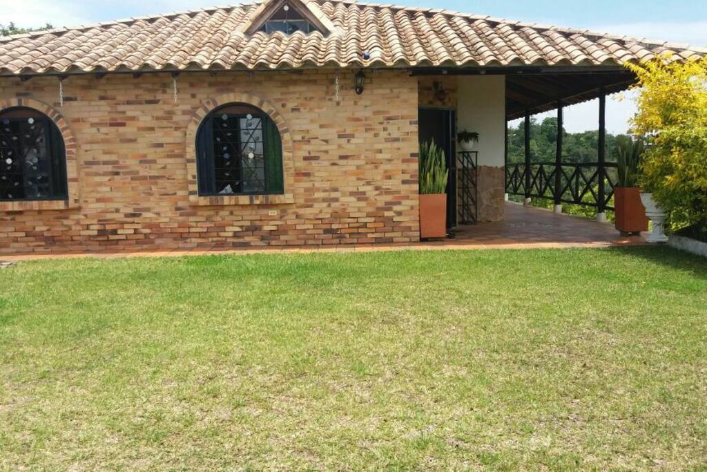 Frente de la cabaña y parqueaderos