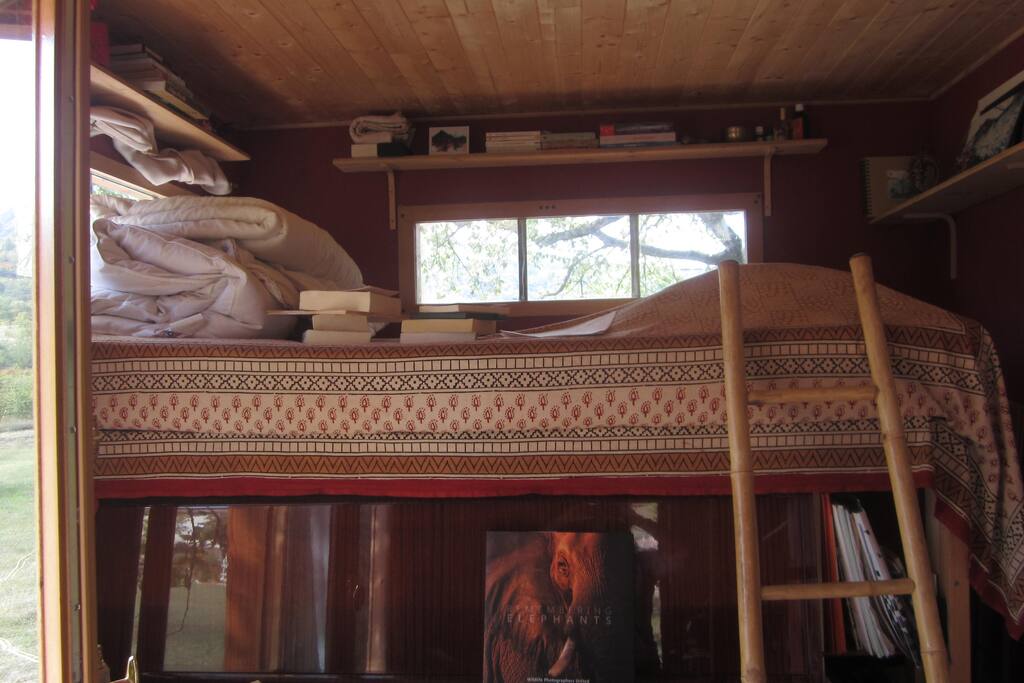 le lit mezzanine et le piano en dessous