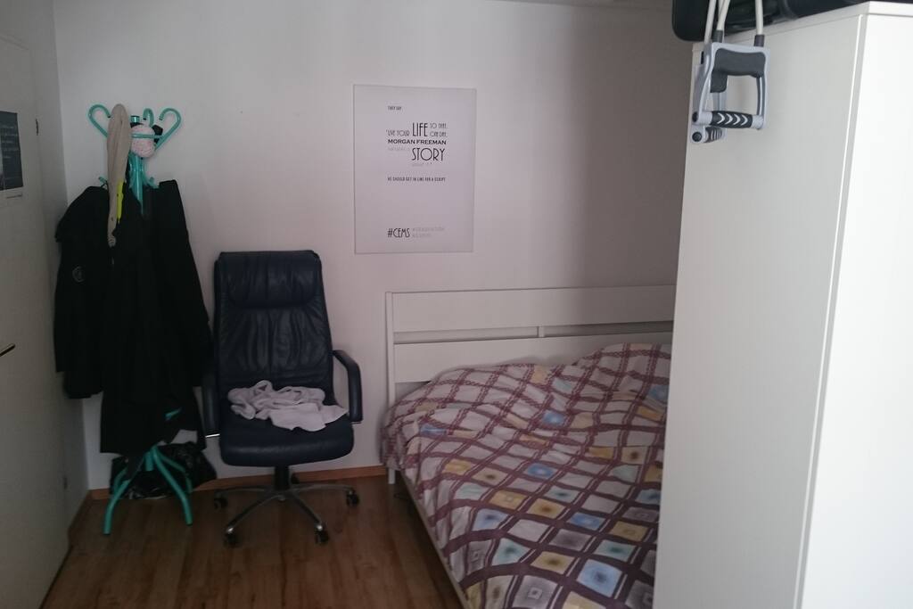 The bed is a slightly larger queen size, 1.60 cm X 200 cm