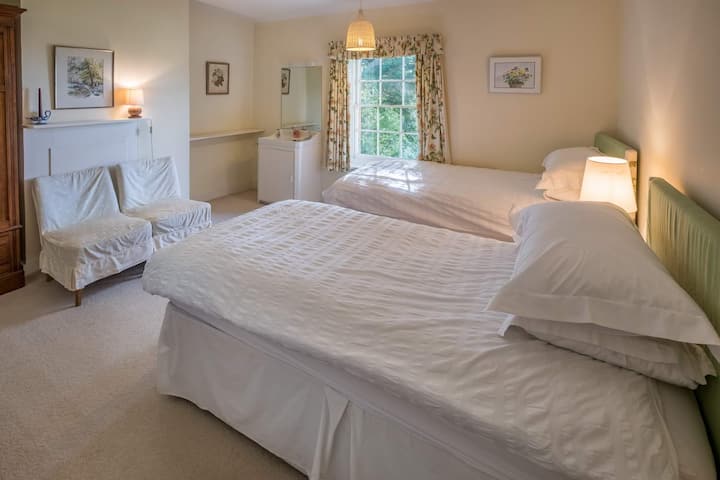 dhomë gjumi dyshe në katin e sipërm me basen