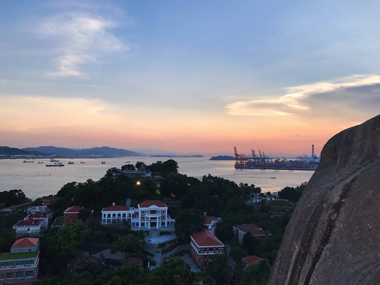 若是天气晴朗 不妨上日光岩一起看日落 厦门旅游攻略 尽在airbnb爱彼迎