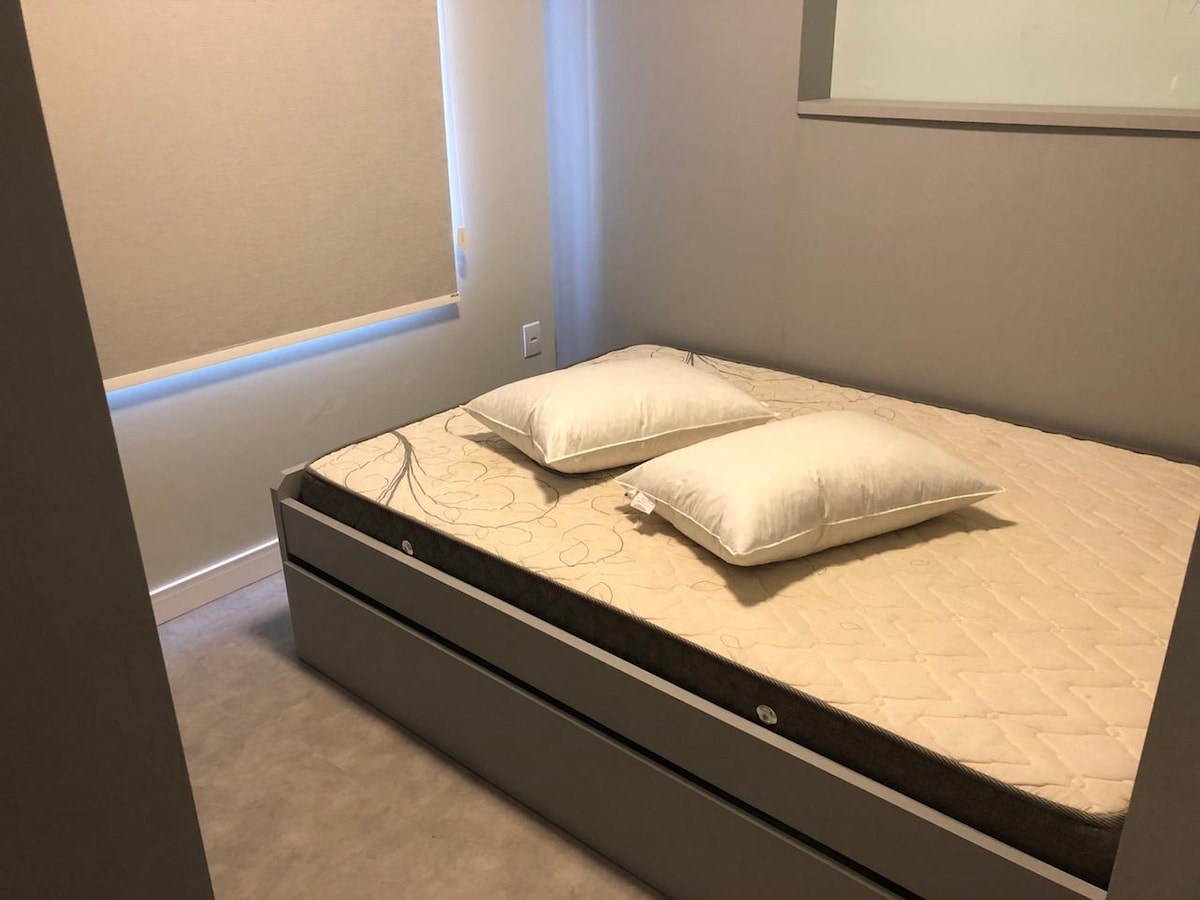 Spálňa2 (manželská posteľ a pomocné lôžko)