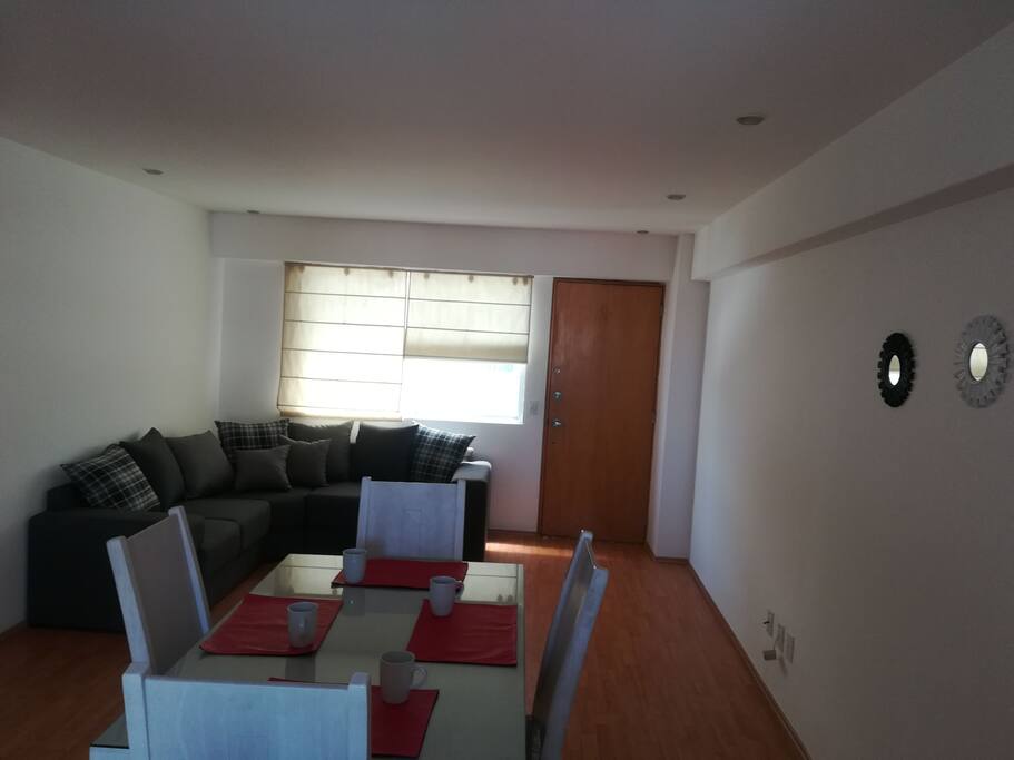 Sala comedor integrado con la cocina. Espacio abierto.