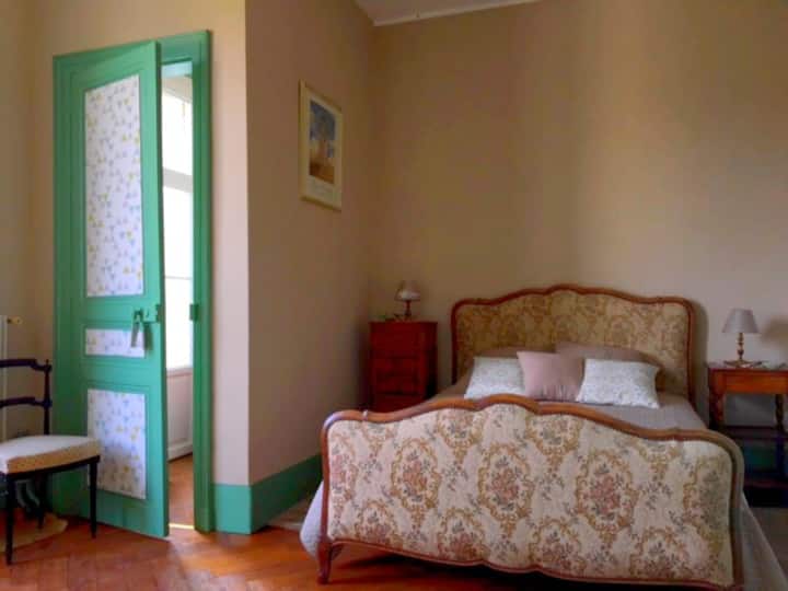 Chambre Renée - Lit confortable de 2 places & accès au balcon.