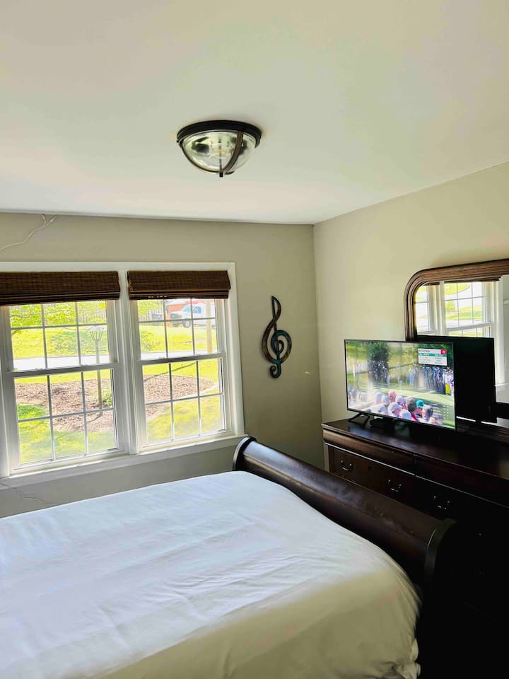 1号客房，配备标准双人床和36英寸智能电视