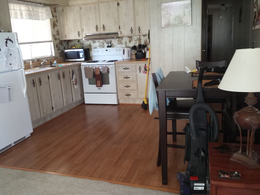 kitchen/dining area