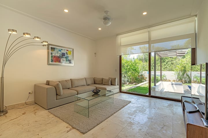 Sala de estar, TV de 65 pulgadas, WIFI gratuito.