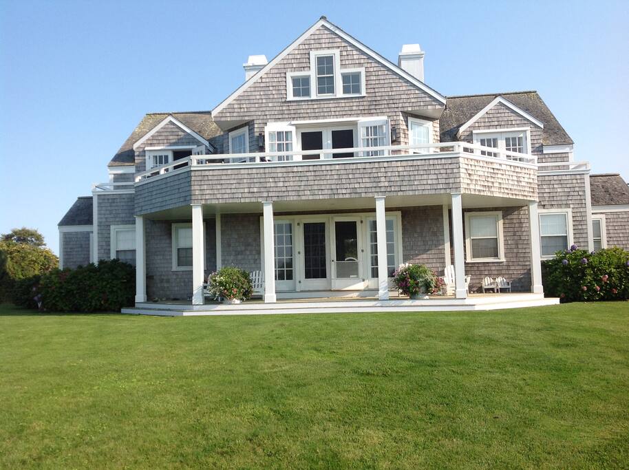 Large Outdoor Deck for Dining and Entertaining