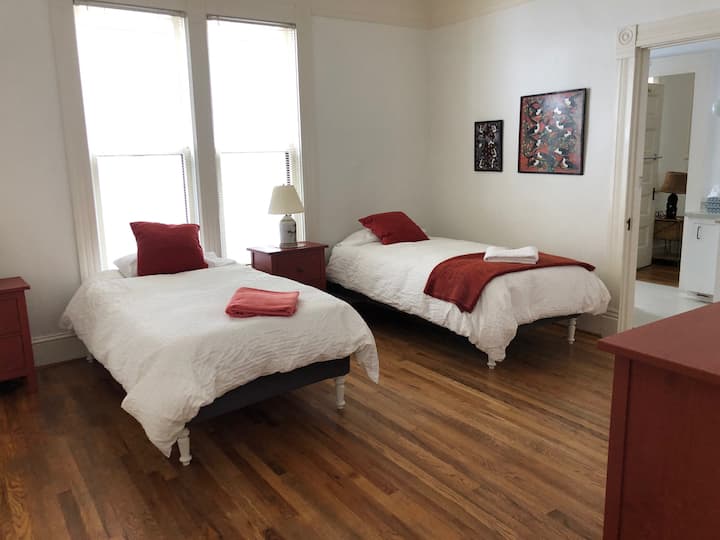 bedroom - 2 singles or one king