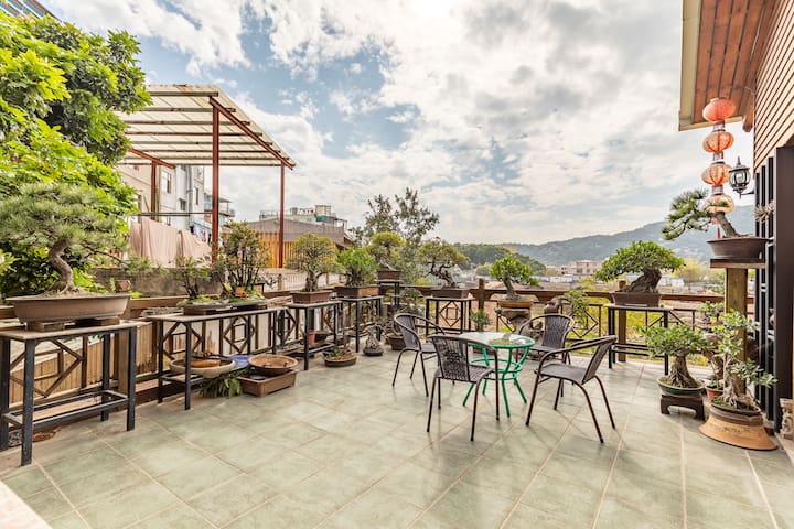 环岛路临湖小院，步行可达海边，大床房，独卫，门口即小吃超市，公交直达各景点。