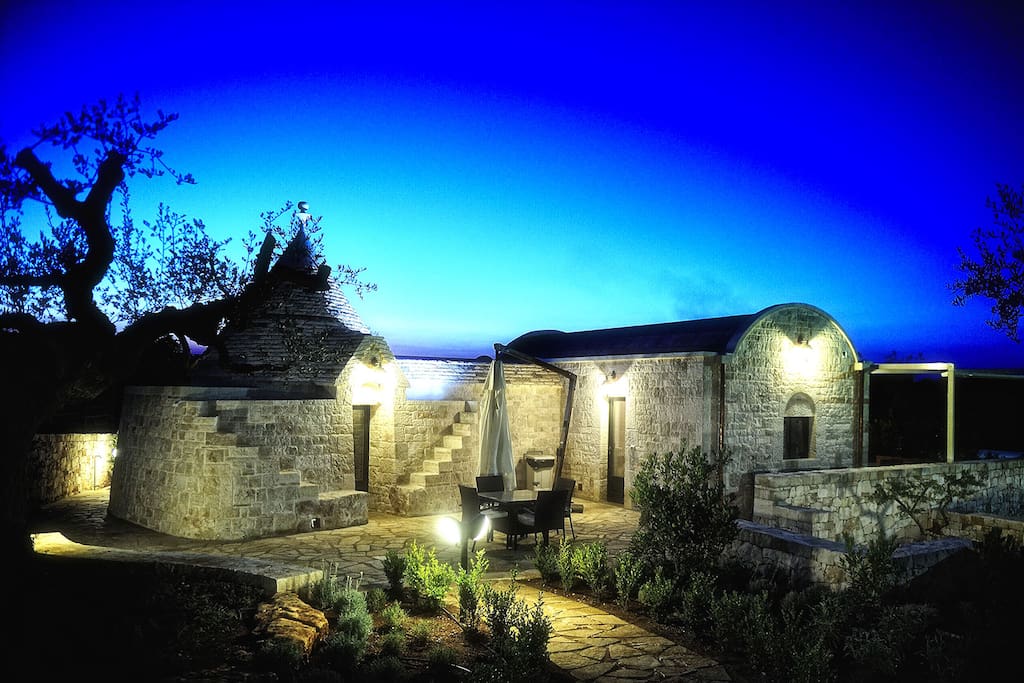 La Dimora (a destra) ed il Trullo con la veranda (a sinistra)