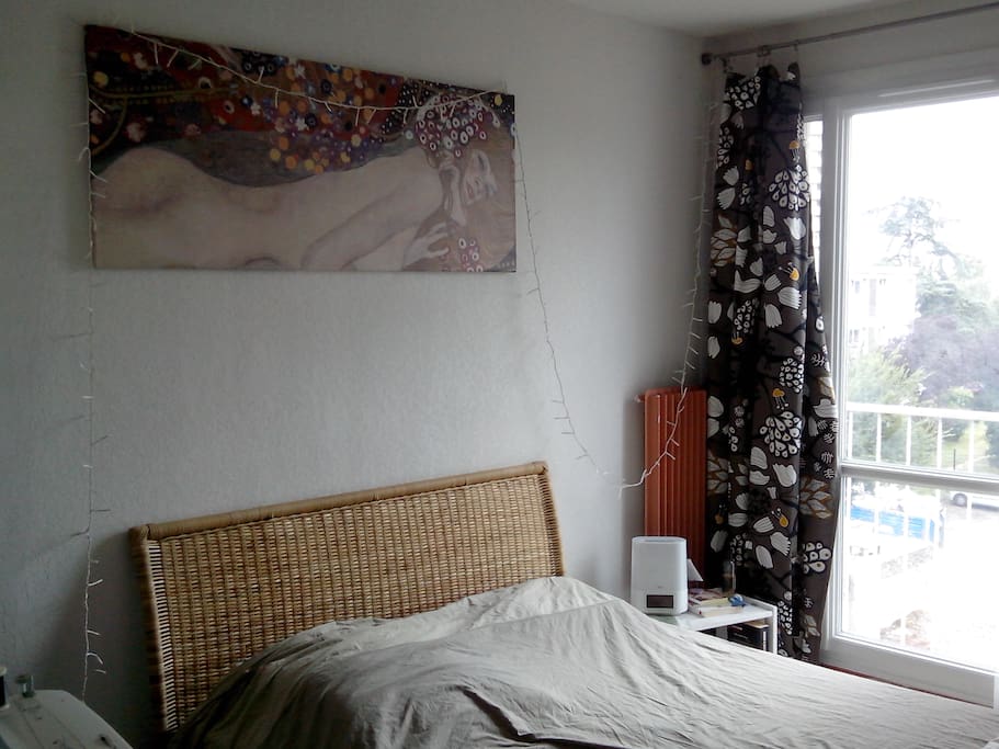 La chambre double lumineuse et confortable.