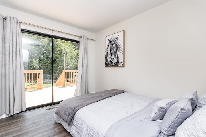 Kuschle dich in diesem Schlafzimmer in Komfort, wo ein gemütliches Bett dich einlädt, dich zu entspannen und einen ruhigen Rückzugsort zu genießen.