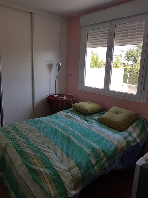 Habitación con cama de matrimonio una parte del armario está disponible para el uso con perchas disponibles.