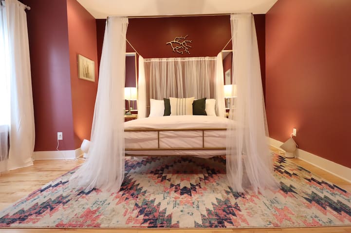 Downtown Romantic Gem - Walk to Center City!