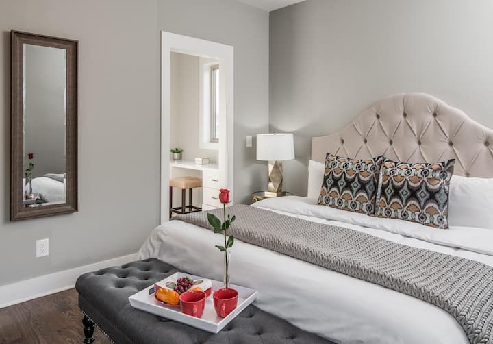 3e étage, maître : lit King Size et salle de bain complète attenante