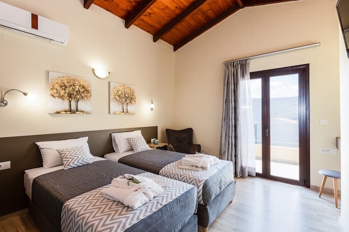 Ambos dormitorios de Villa Istros II están amueblados de forma sin esfuerzo y elegantes.