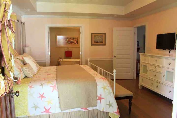 Chambre principale avec ventilateur au plafond. Dispose d'une salle de bain attenante avec douche à l'italienne et baignoire à pieds à griffes séparée.   La chambre est à l'écart du salon et dispose également de sa propre entrée depuis le porche d'entrée. 