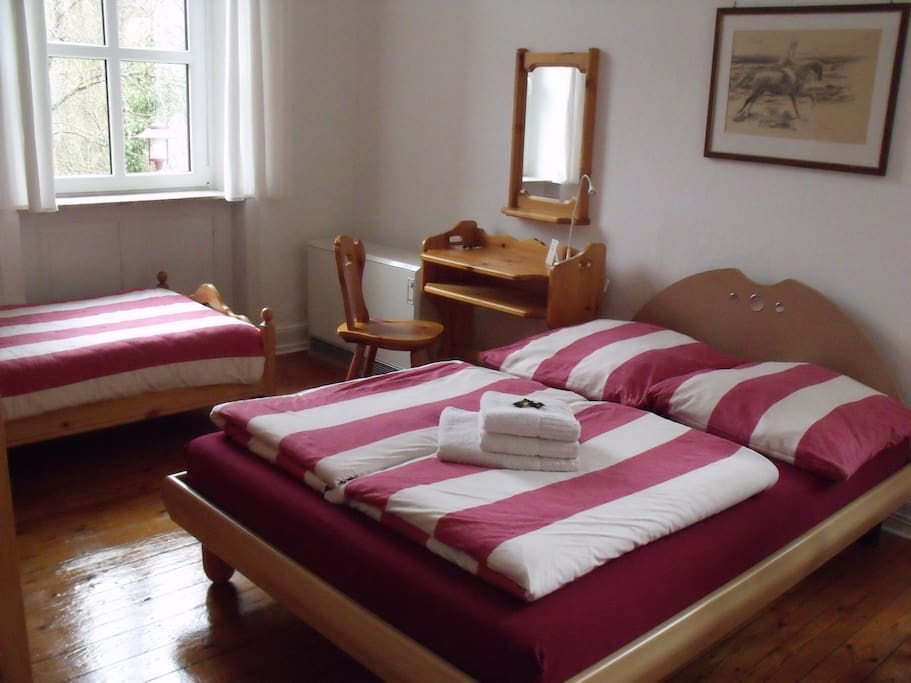 Das große Bett ist 140 cm breit