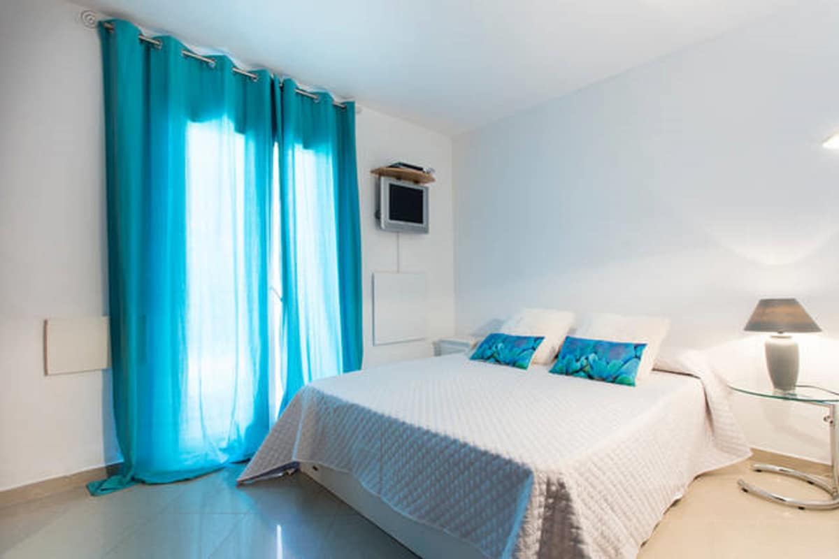 Glavna spavaća soba. Krevet dimenzija 150 x 200 cm.