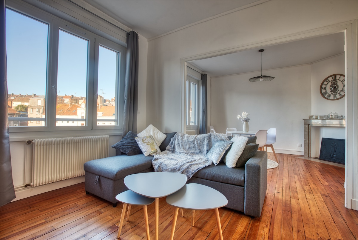 Многу светла дневна соба од 30 м2 