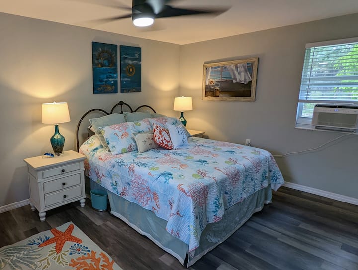 Master Bedroom w King Bed