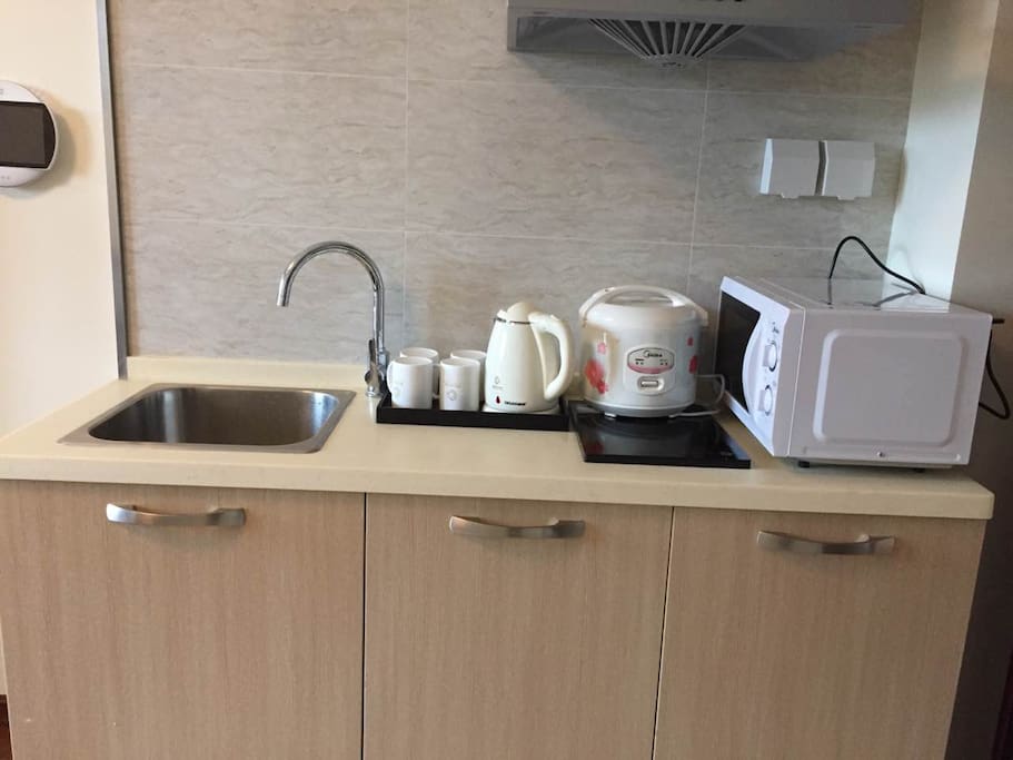 厨房:有微波炉、电磁炉、锅具、厨具、电火锅、碗筷、油盐酱