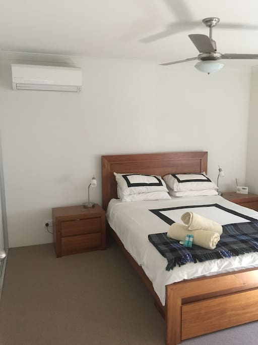 Main bedroom queen bed air con and fan