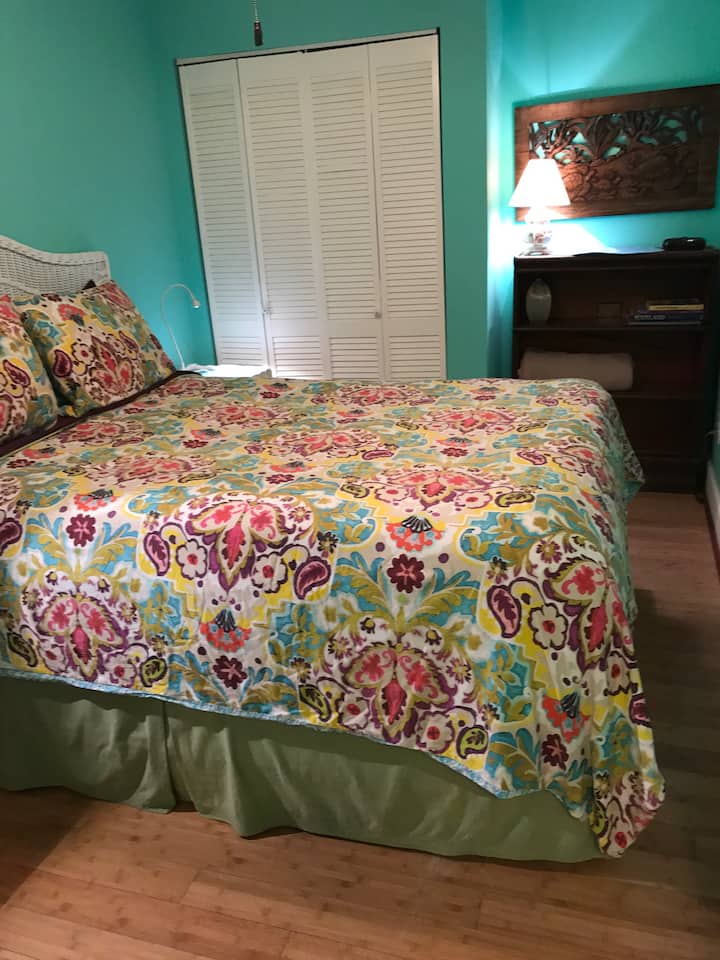 Tropical Beach Apartment SALTWATER POOL Quiet FUN Guest suites for