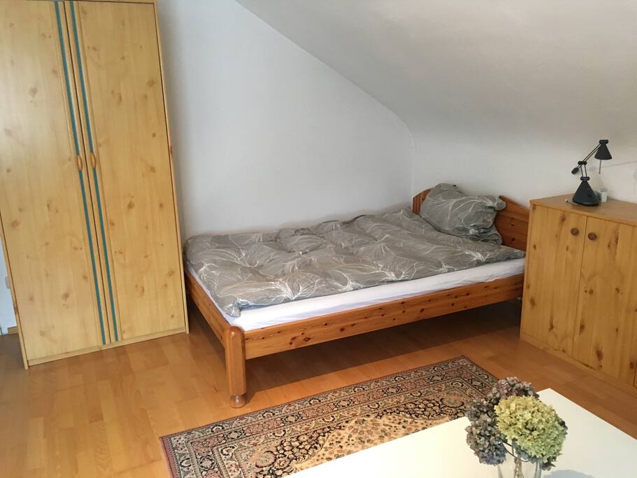 Das Schalfzimmer verfügt über ein 1,40m breites Bett, Kleiderschrank, Sofa.
