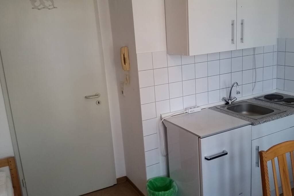 Küchenzeile und Eingangsbereich