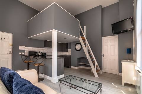 PLATFORM City 'Old Town' Studio with  Parking