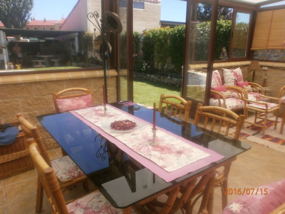 3 Vistas del jardín desde la mesa del comedor de verano , donde con buen tiempo los anfitriones sirven un delicioso desayuno incluido en el alojamiento .