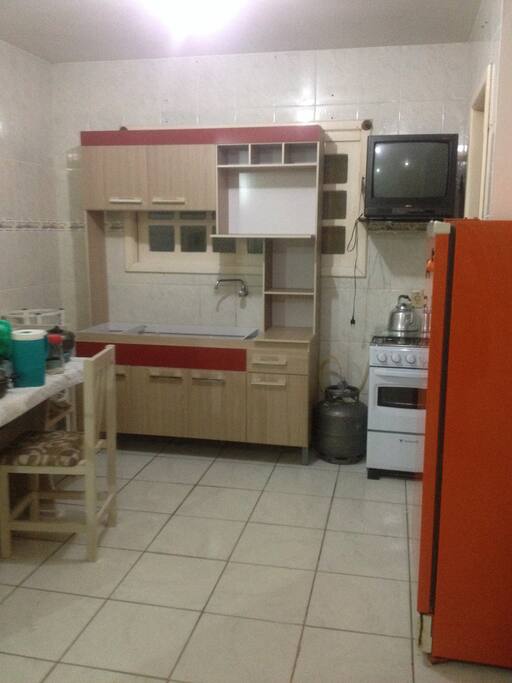 Cozinha e sala.