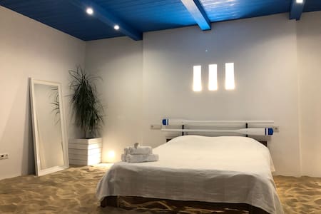 Amazing studio with a creative design. HONEYMOON