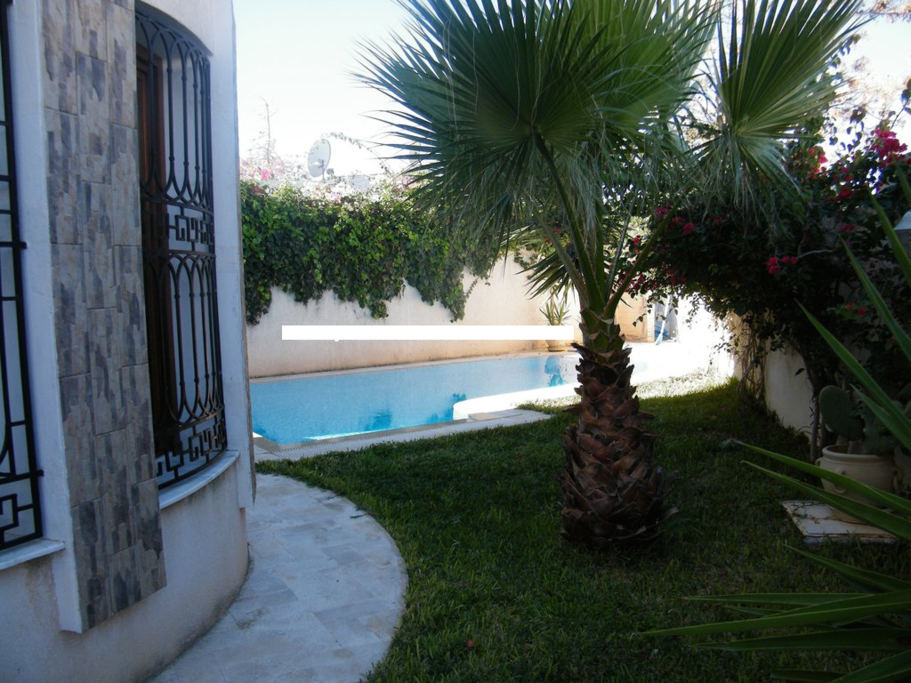 Seitenansicht mit Pool