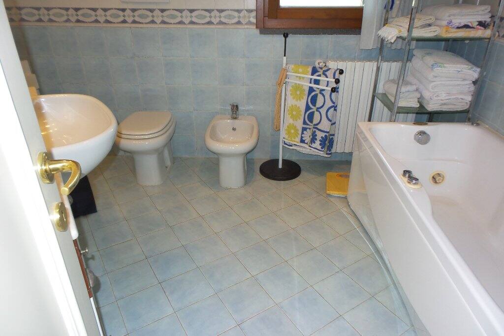 Bagno / Toilette with shower and Iacuzzi