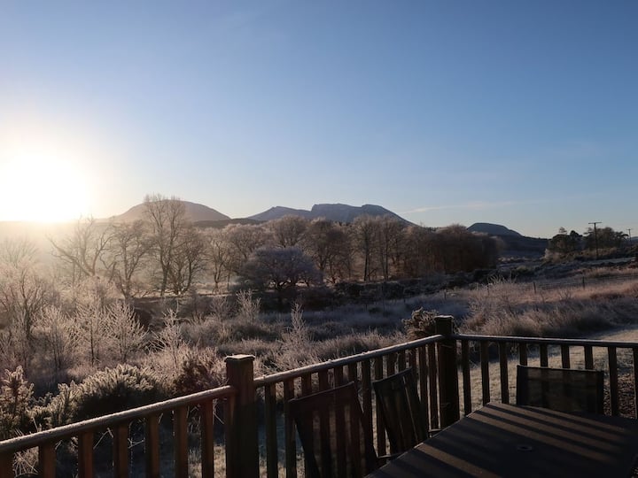 Uist 3 Bedroom Lodge, Spectacular Mountain Views Cabins for Rent in Banavie, Scotland, United