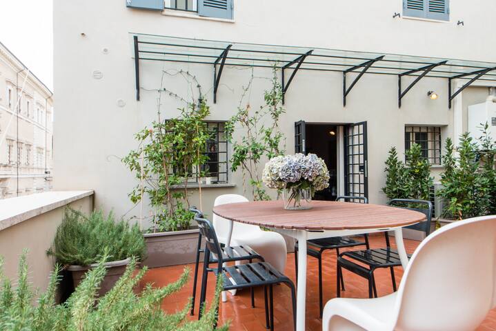 Appartamento di design a Trastevere con terrazzo privato e vista spettacolare gallery image 2