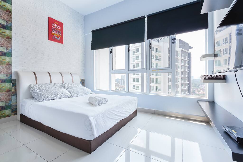 1st Queen Bed@Studio Bedroom- Ultra soft mattress, good sleep guarantee.