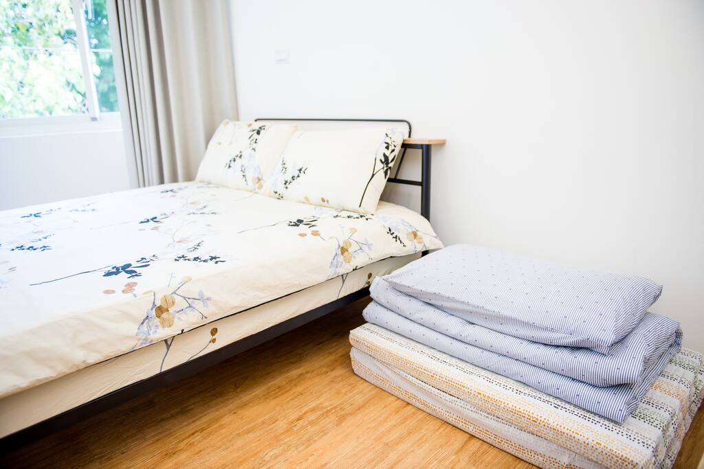 第三人入住的床墊寢具。
The third person accommodates the mattress bedding.