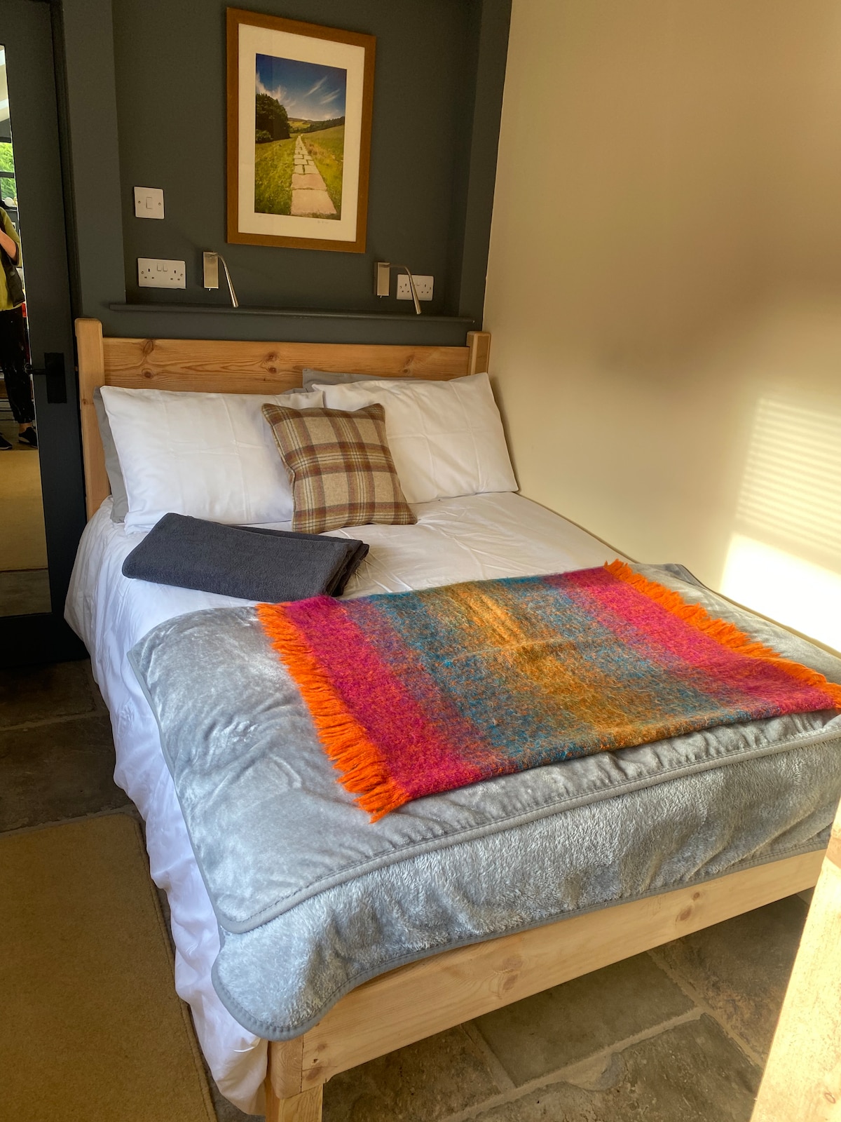 Прекрасен двоен кревет со дополнителни ќебиња, светилки за читање и полица за телефони, книги, чаши итн.