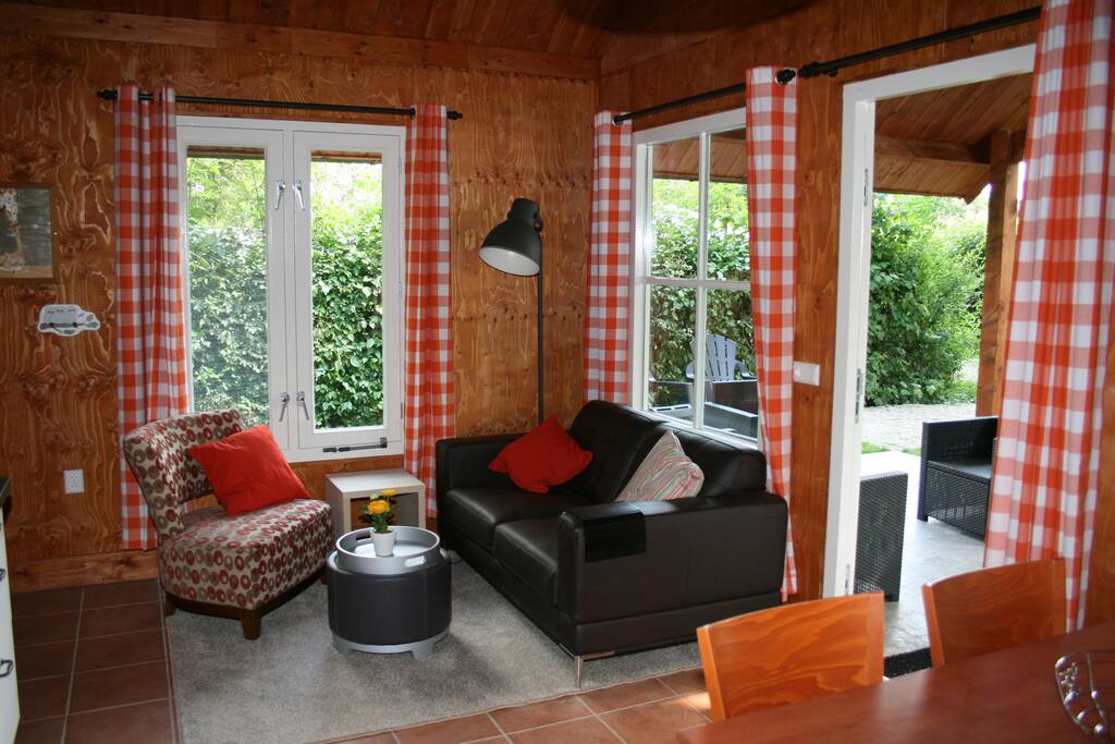 Zitkamer met TV - living room with TV