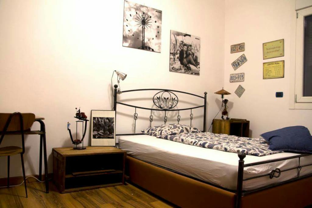 IRON BED ROOM
Camera matrimoniale.ideale x coppie e amici.possibilità di avere un lettino x bambini piccoli