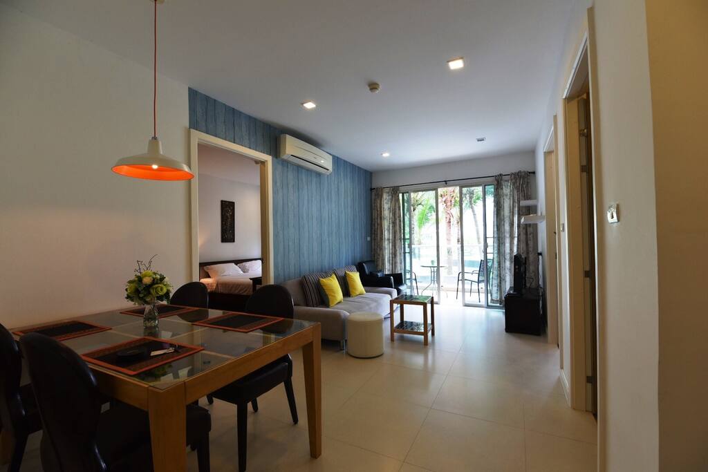 Spacious living/dining room