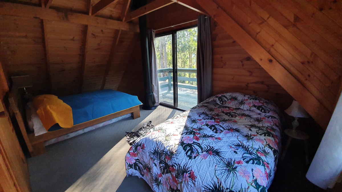 这间卧室有1张双人床和1张加大双人床。