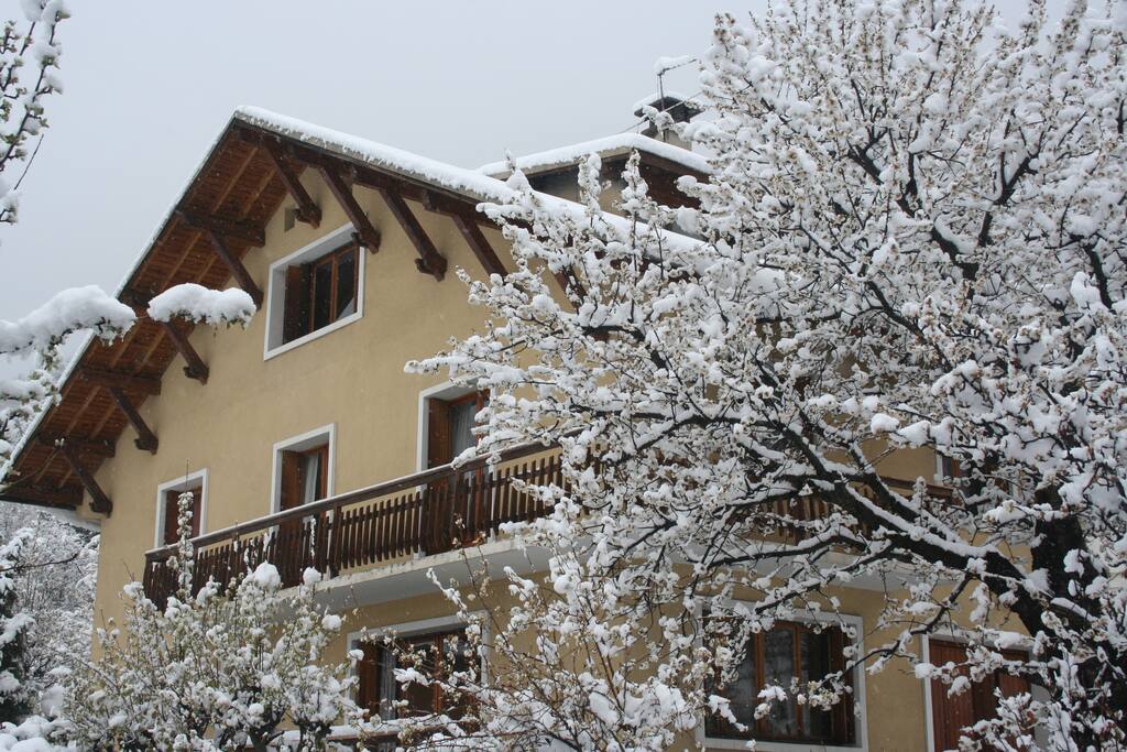 Le chalet sous la neige